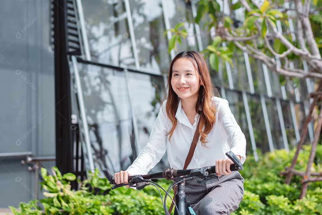 Linda mulher sorridente andando de bicicleta pela cidade