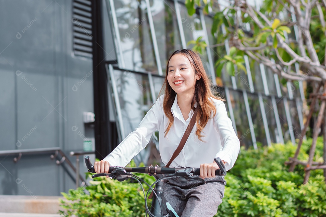 Linda mulher sorridente andando de bicicleta pela cidade