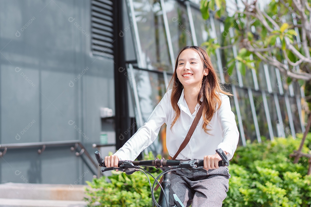 Linda mulher sorridente andando de bicicleta pela cidade