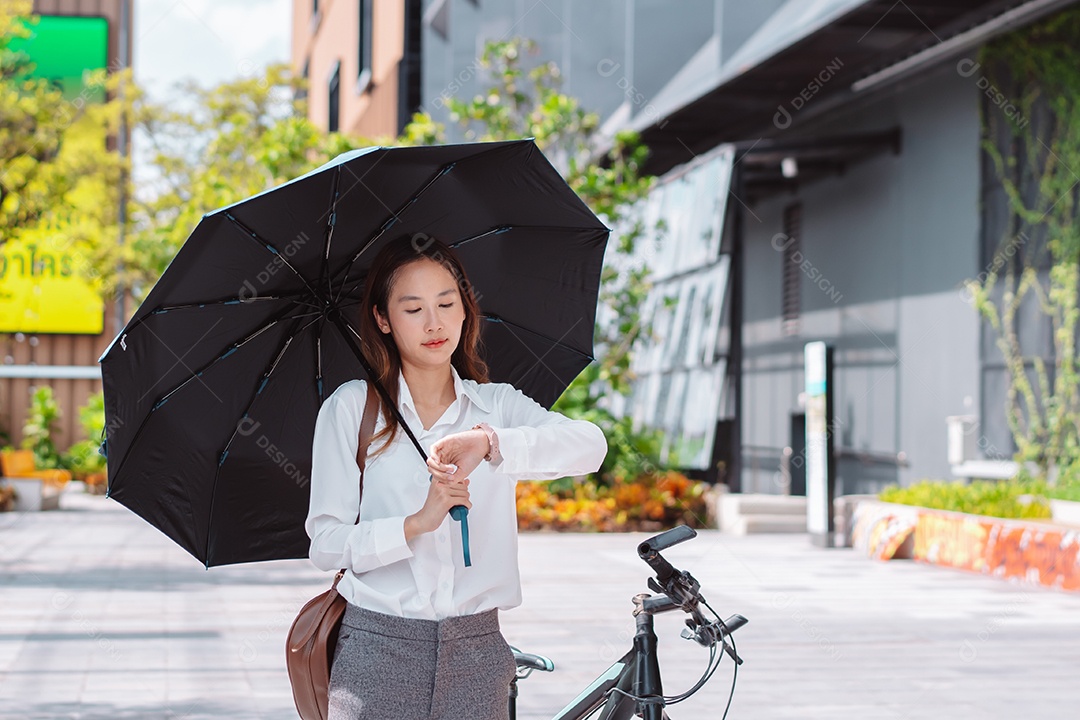 Linda mulher asiática com guarda chuvas preto