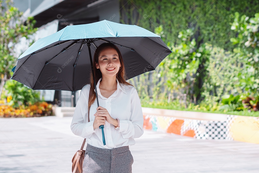 Linda mulher sorridente segurando guarda chuva preto