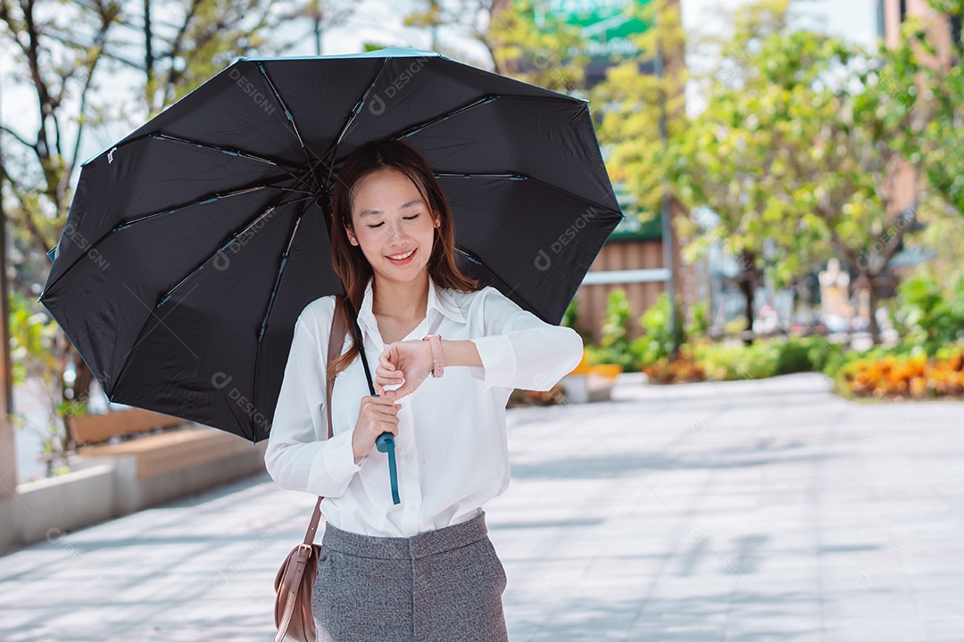 Linda mulher sorridente segurando guarda chuva preto