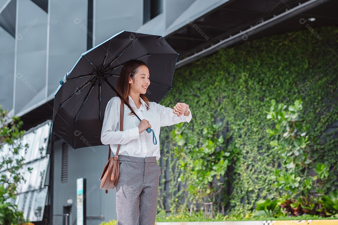Linda mulher sorridente segurando guarda chuva preto
