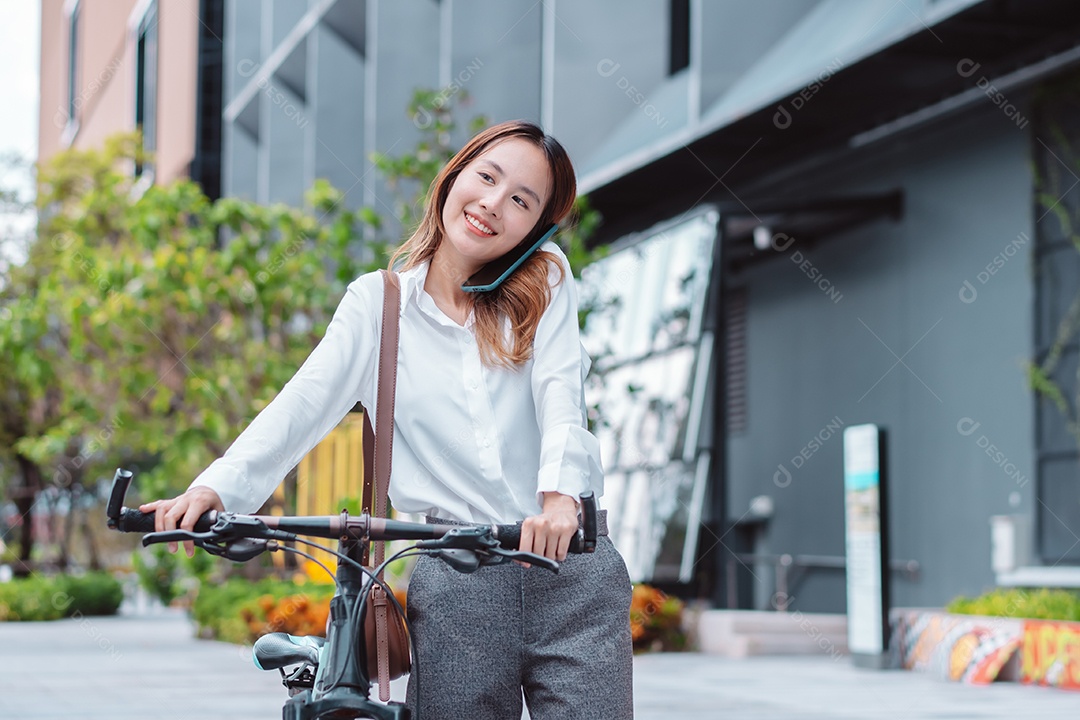 Linda mulher sorridente andando de bicicleta
