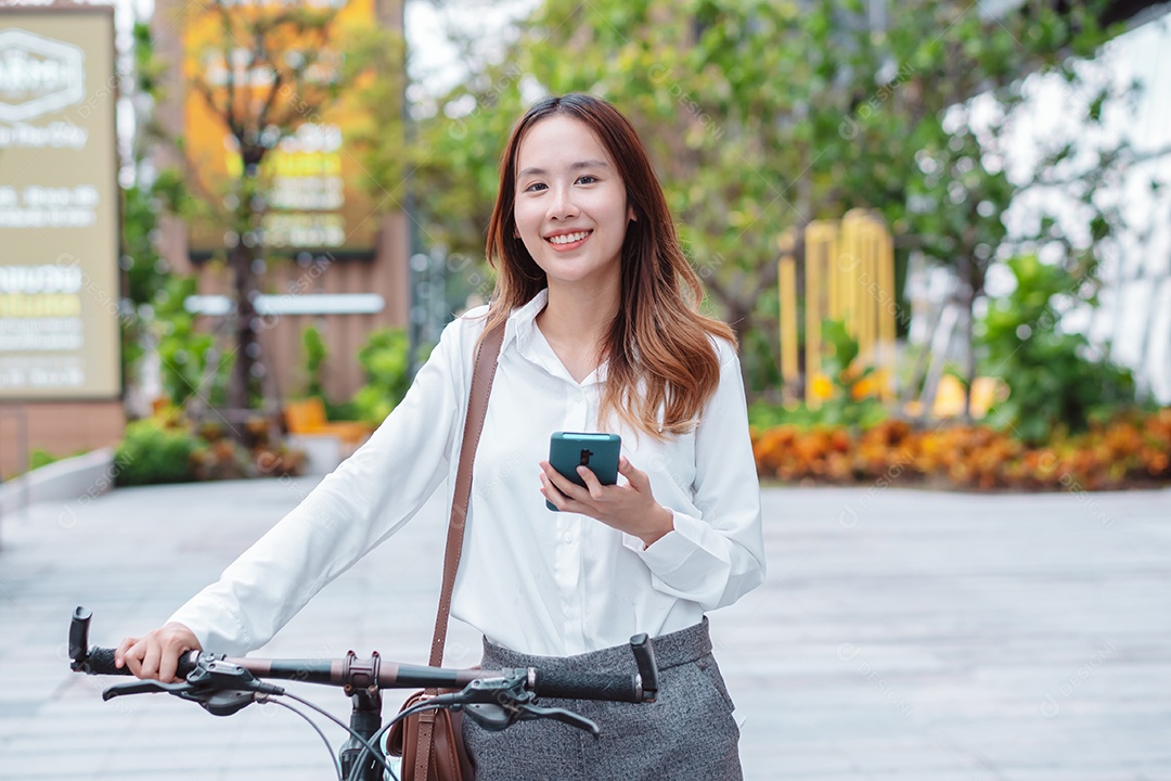 Linda mulher sorridente andando de bicicleta