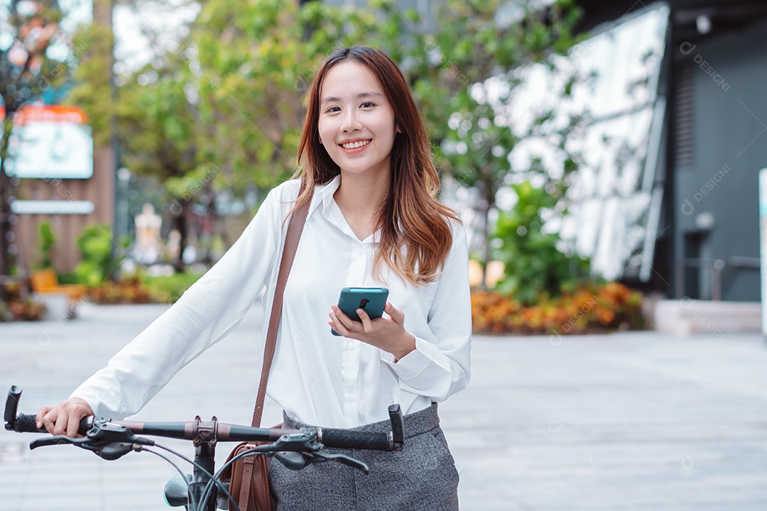 Linda mulher sorridente andando de bicicleta