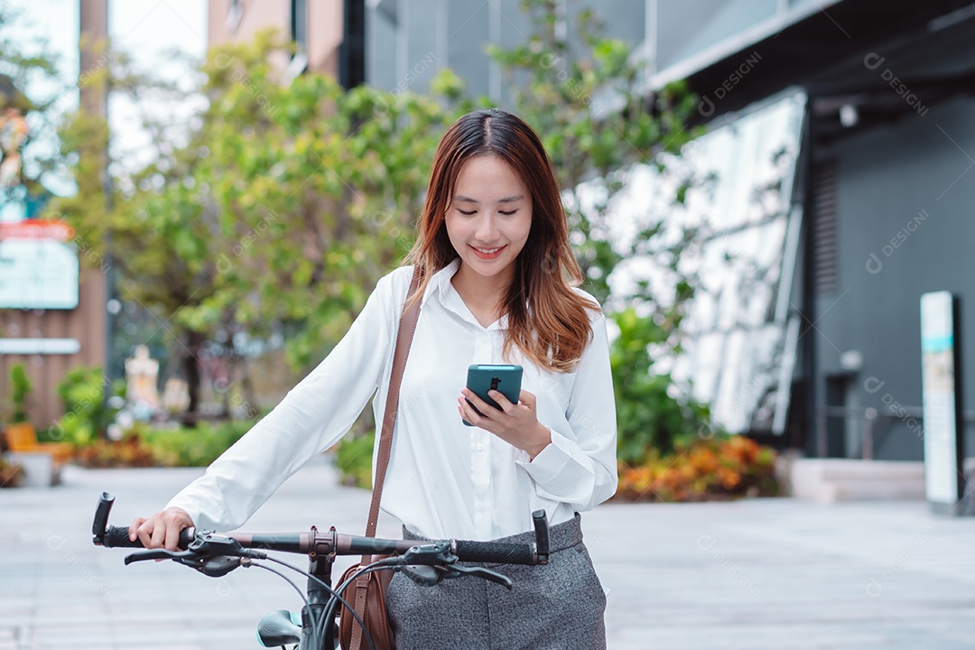 Linda mulher sorridente andando de bicicleta