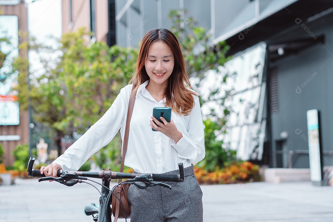 Linda mulher sorridente andando de bicicleta