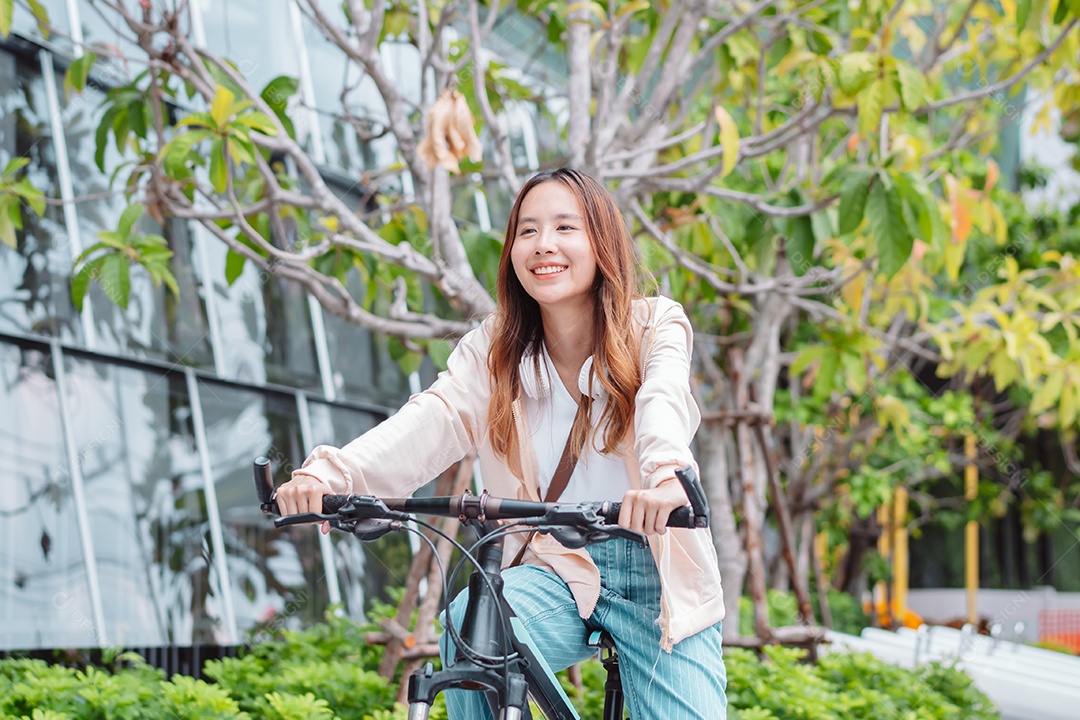 Linda mulher sorridente andando de bicicleta
