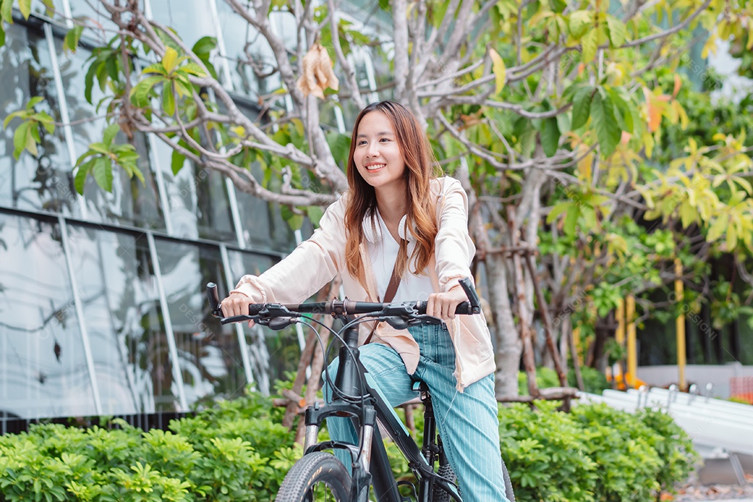 Linda mulher sorridente andando de bicicleta