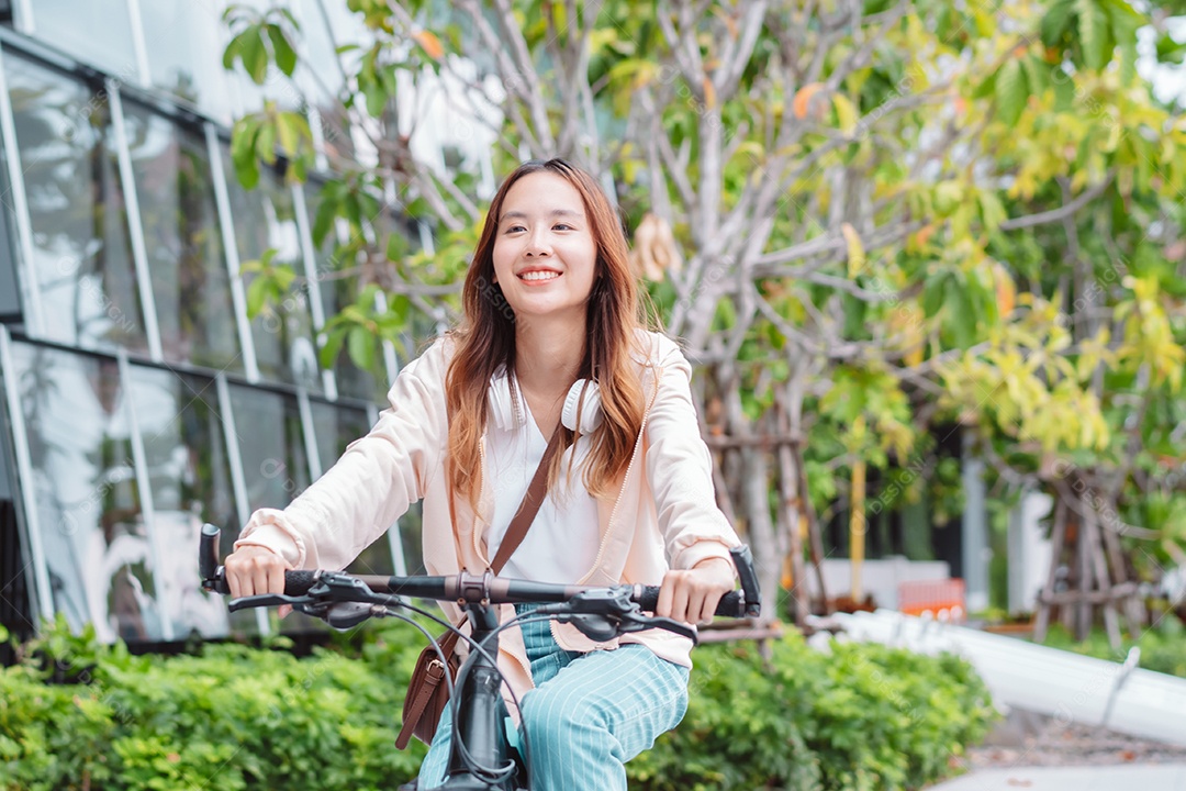 Linda mulher sorridente andando de bicicleta