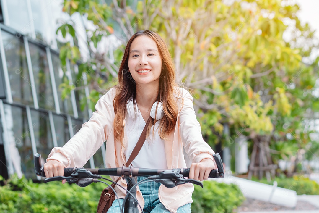 Linda mulher sorridente andando de bicicleta