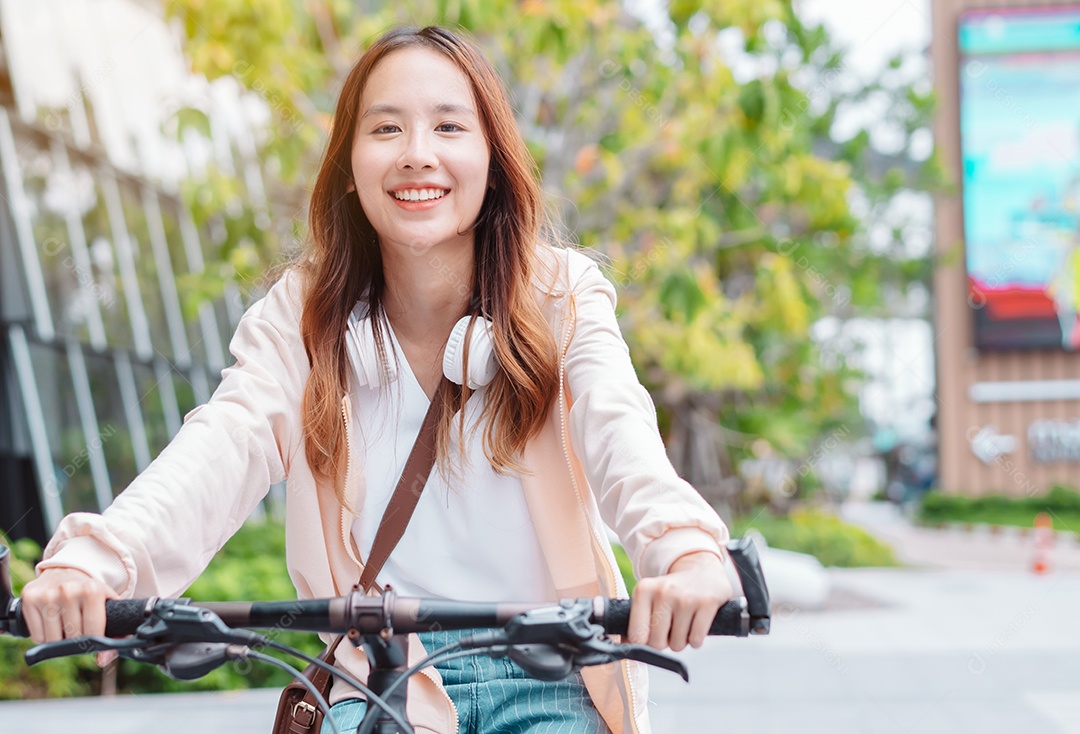 Linda mulher sorridente andando de bicicleta