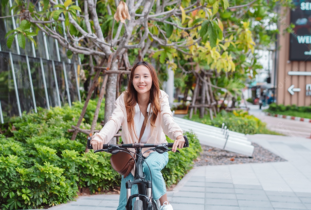 Linda mulher sorridente andando de bicicleta