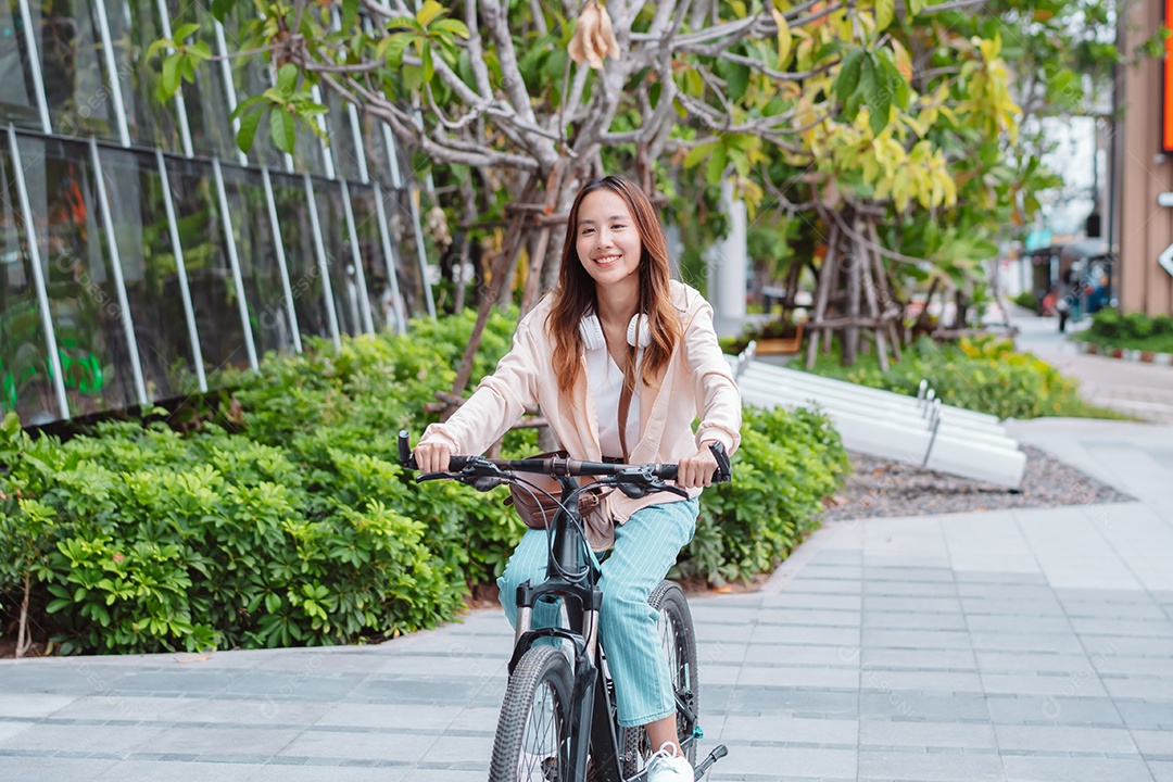 Linda mulher sorridente andando de bicicleta