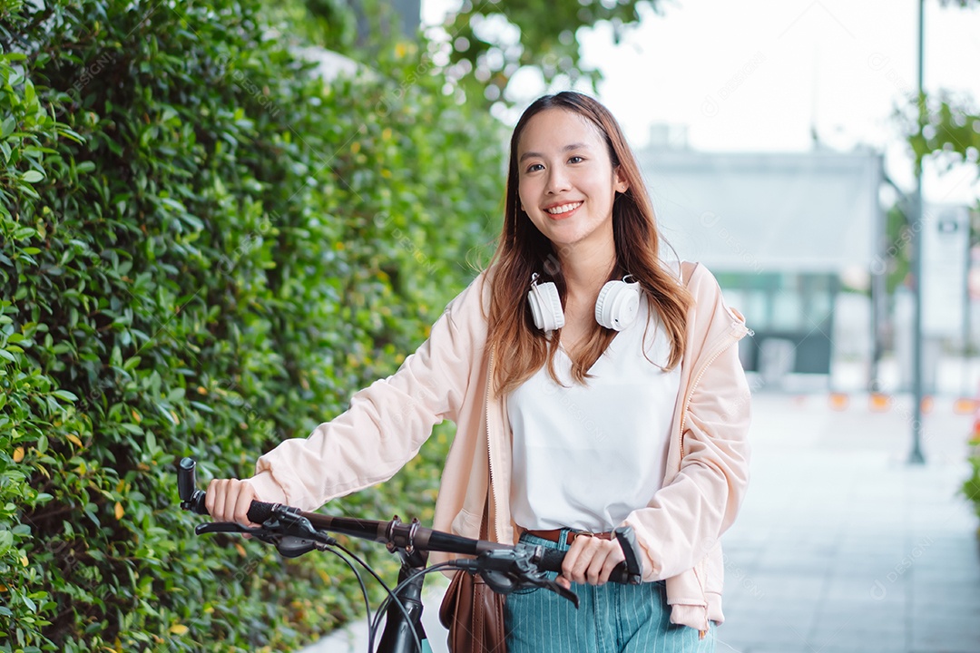 Linda mulher sorridente andando de bicicleta