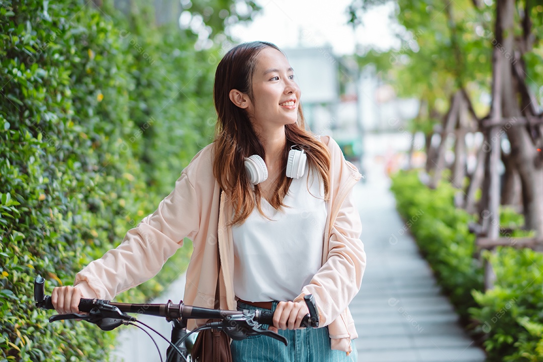 Linda mulher sorridente andando de bicicleta