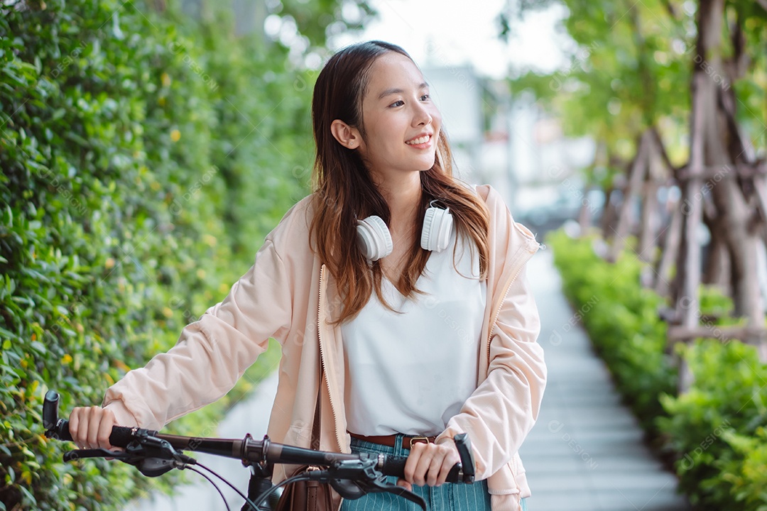 Linda mulher sorridente andando de bicicleta