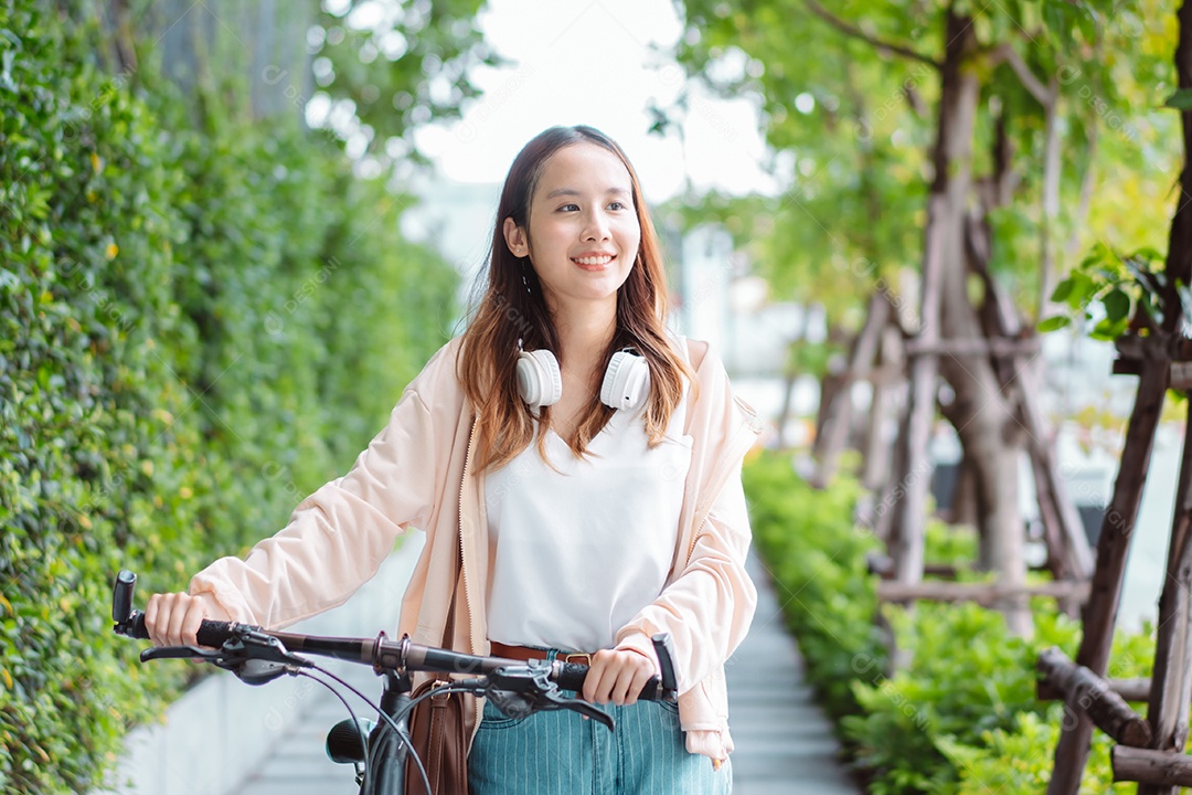 Linda mulher sorridente andando de bicicleta