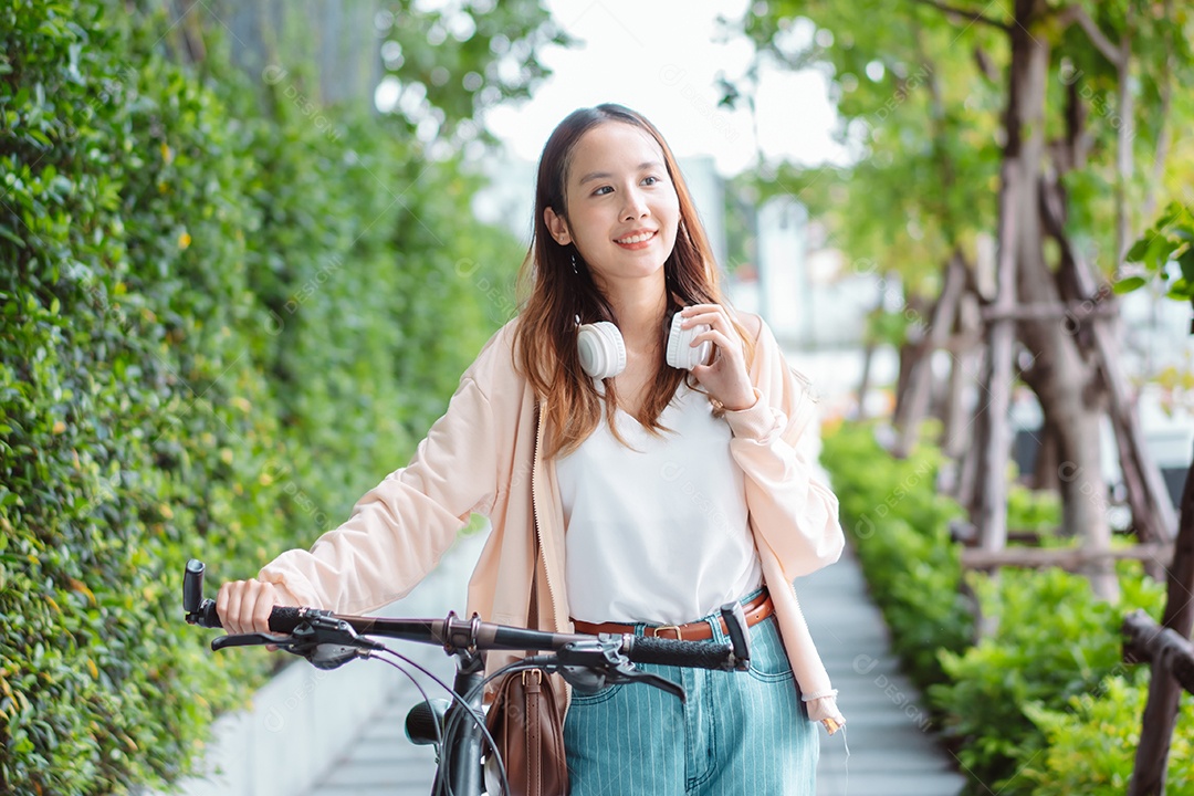 Linda mulher sorridente andando de bicicleta