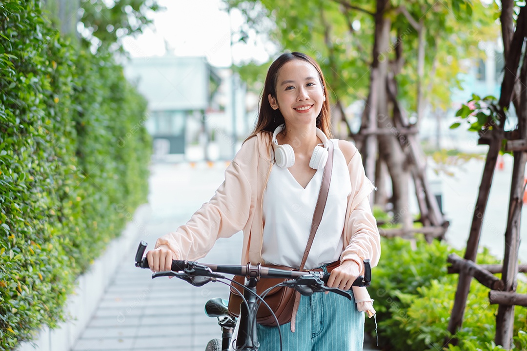 Linda mulher sorridente andando de bicicleta