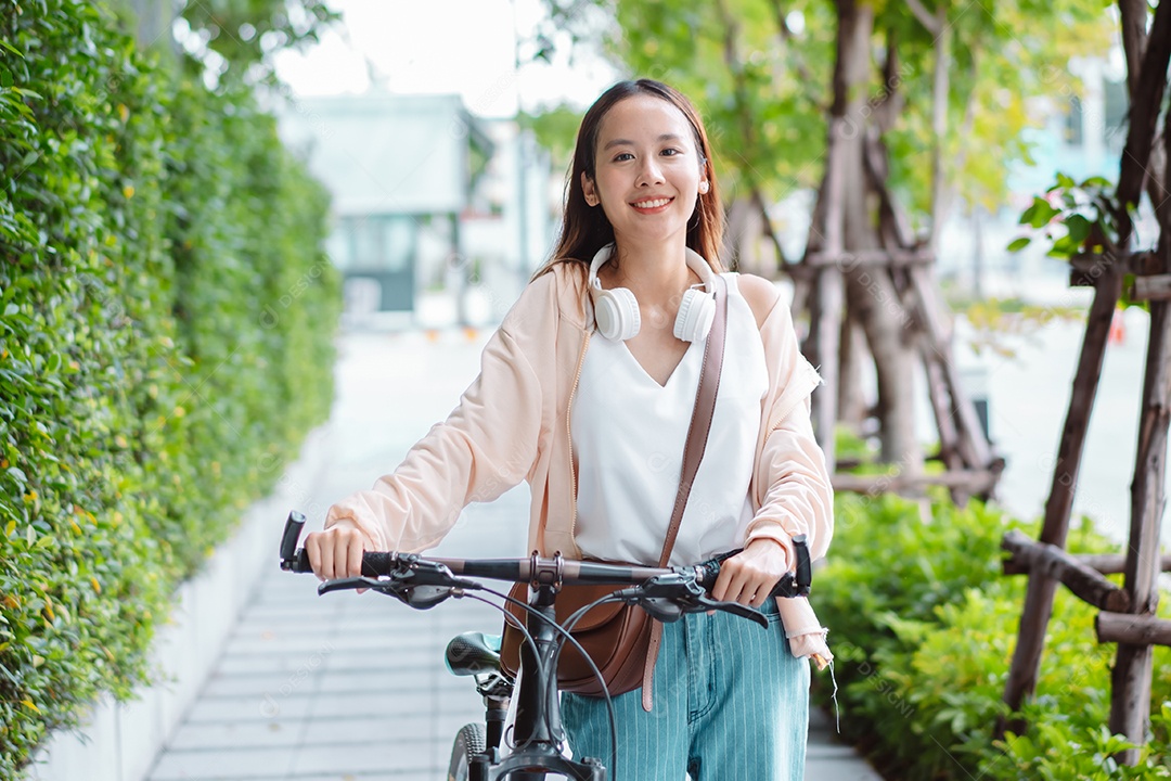 Linda mulher sorridente andando de bicicleta