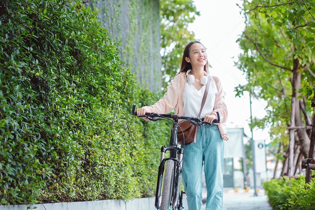 Linda mulher sorridente andando de bicicleta