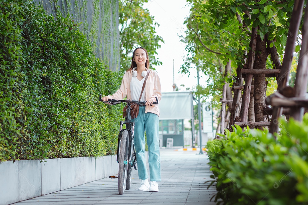 Linda mulher sorridente andando de bicicleta