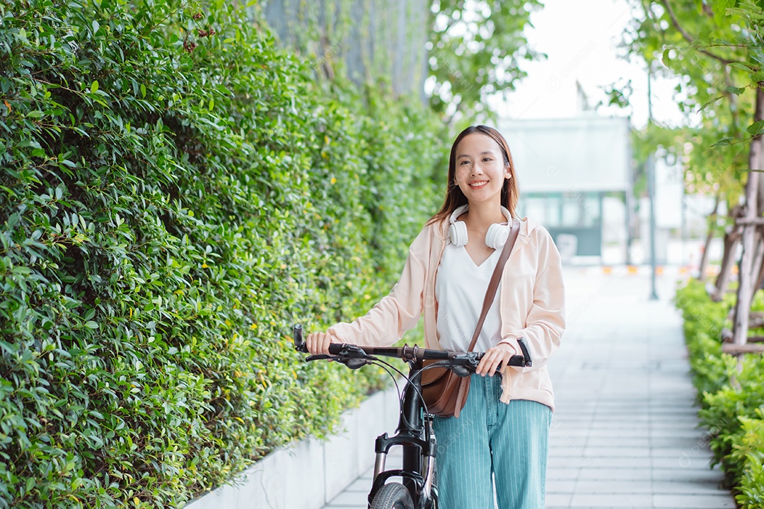 Linda mulher sorridente andando de bicicleta