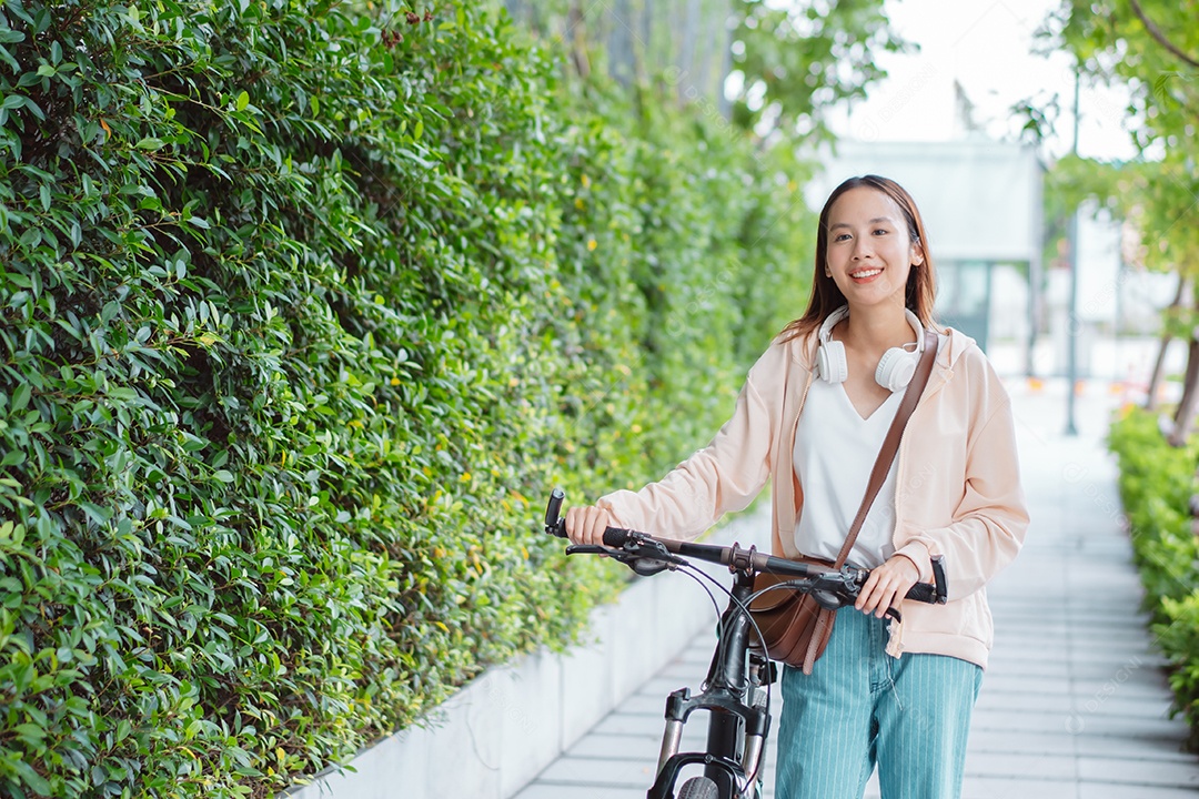 Linda mulher sorridente andando de bicicleta