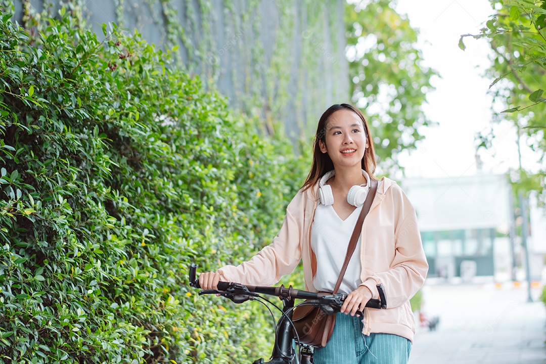 Linda mulher sorridente andando de bicicleta