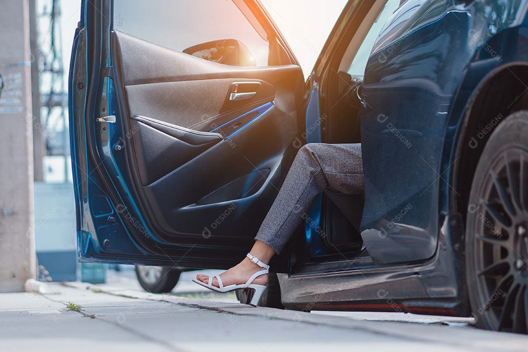 Empresária sai do carro, vai para o escritório para trabalhar pela manhã.