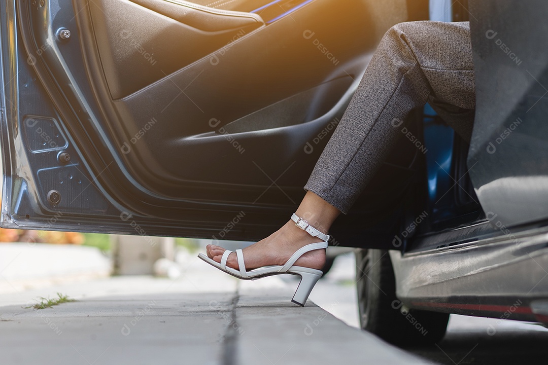 Empresária sai do carro, vai para o escritório para trabalhar pela manhã.