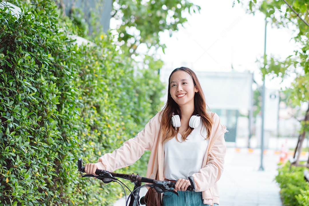 Empresária asiática com capacete andando de bicicleta
