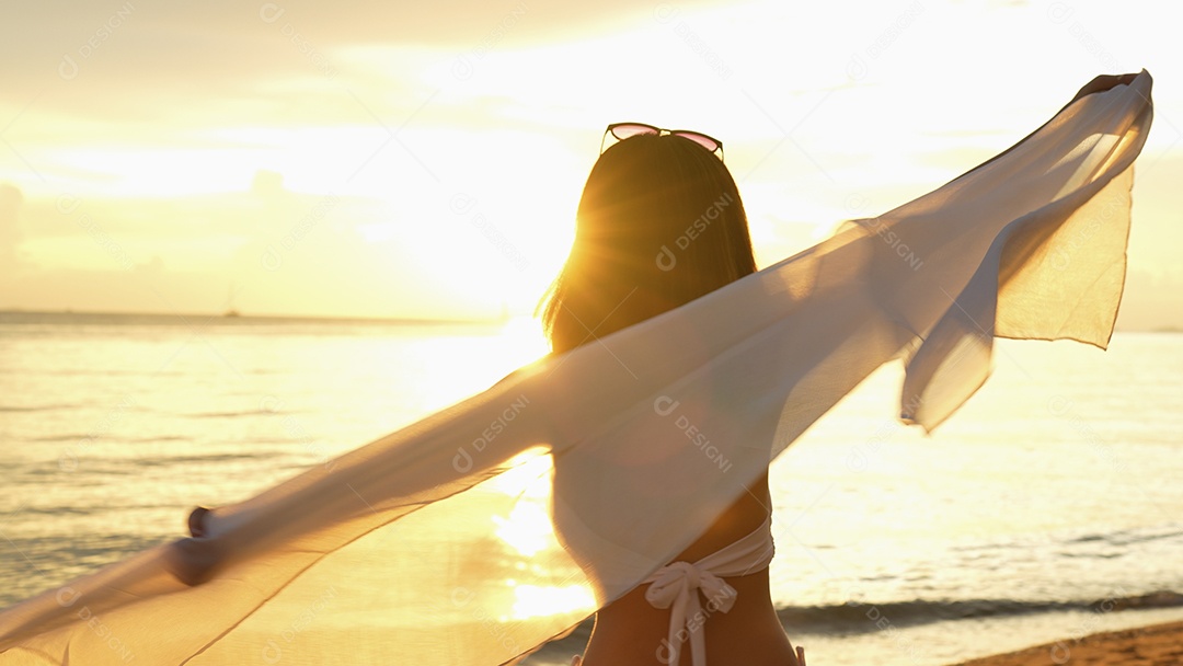 Bela jovem com biquini na praia de férias