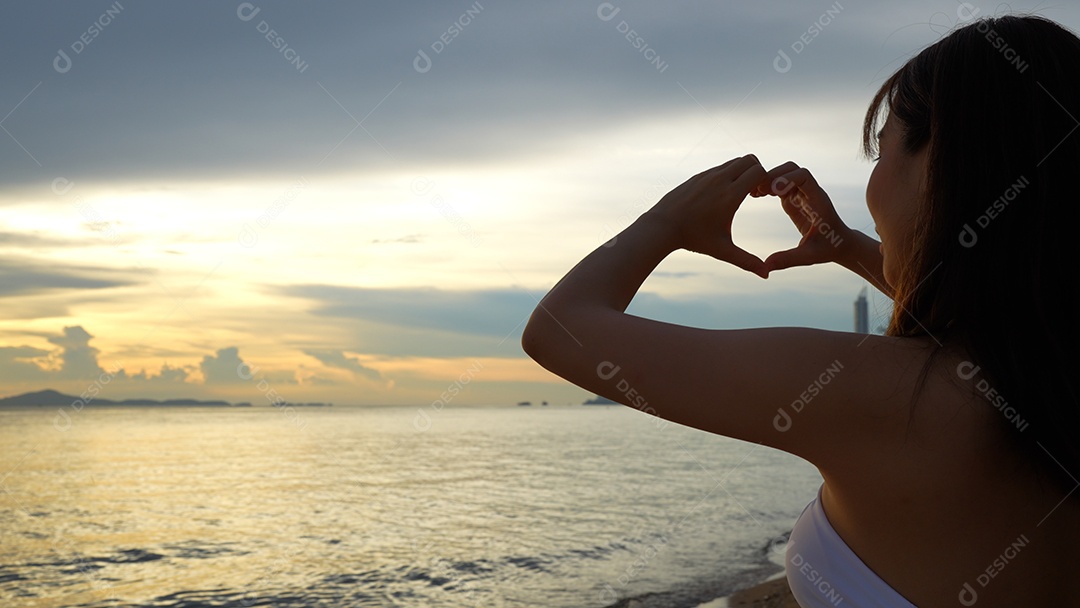 Bela jovem com biquini na praia de férias