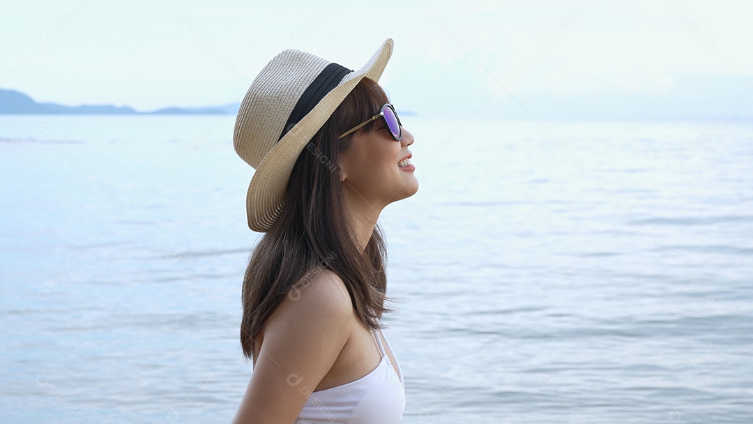 Bela jovem com biquini na praia de férias