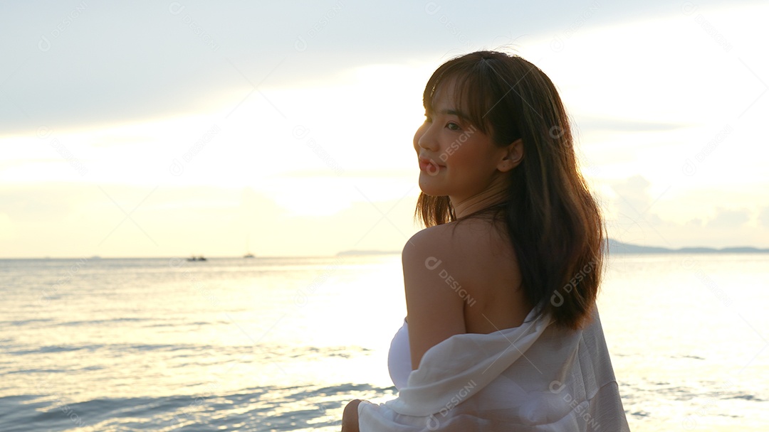 Bela jovem com biquini na praia de férias