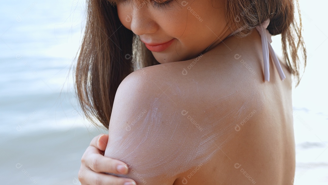 Bela jovem com biquini na praia de férias