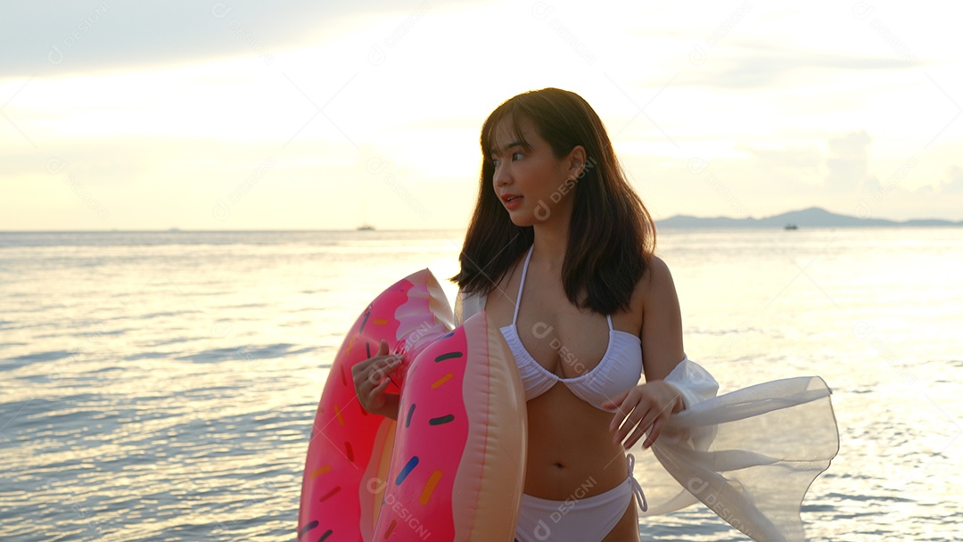 Bela jovem com biquini na praia de férias