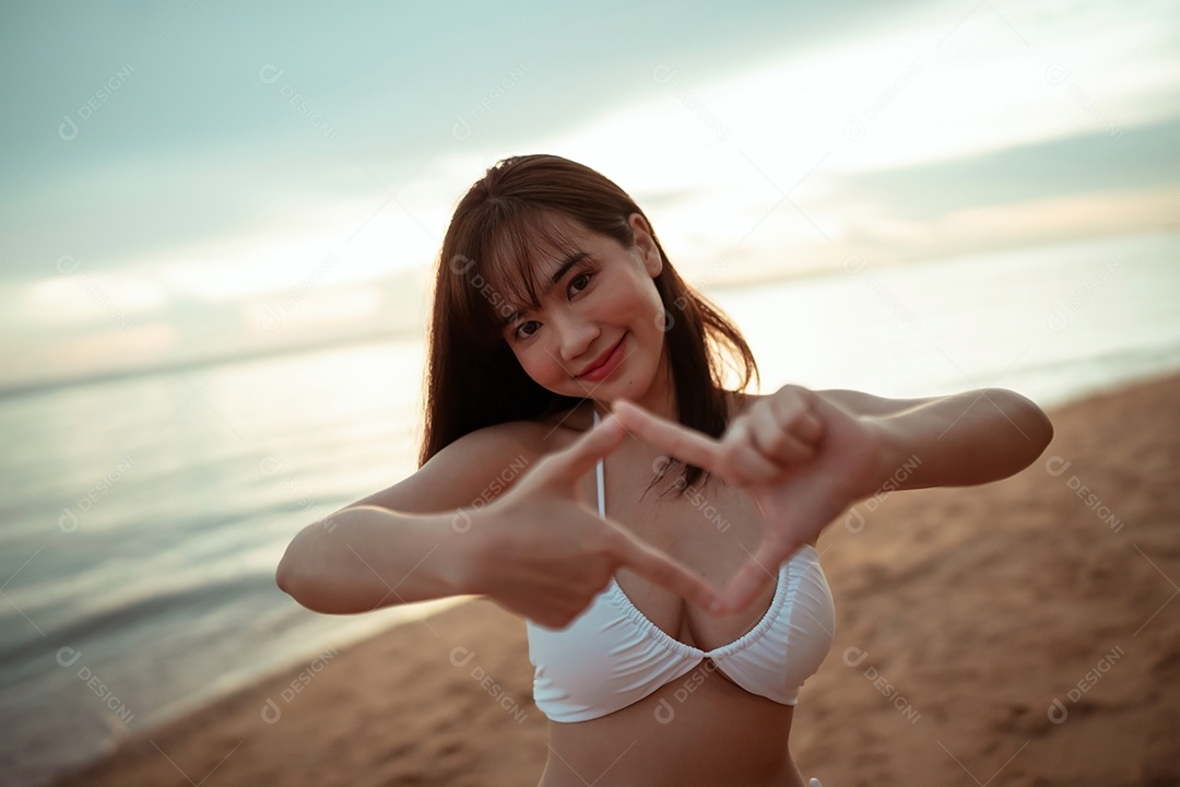 Jovem com biquini na praia