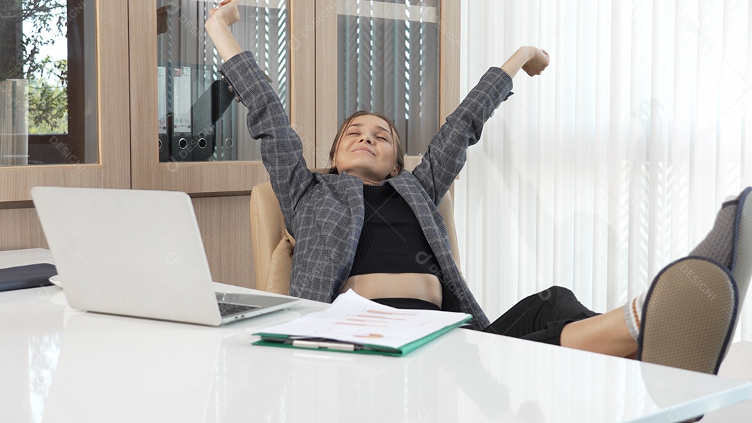 Mulher de negócios jovem comemorando nova conquista, celebrando o sucesso nos negócios