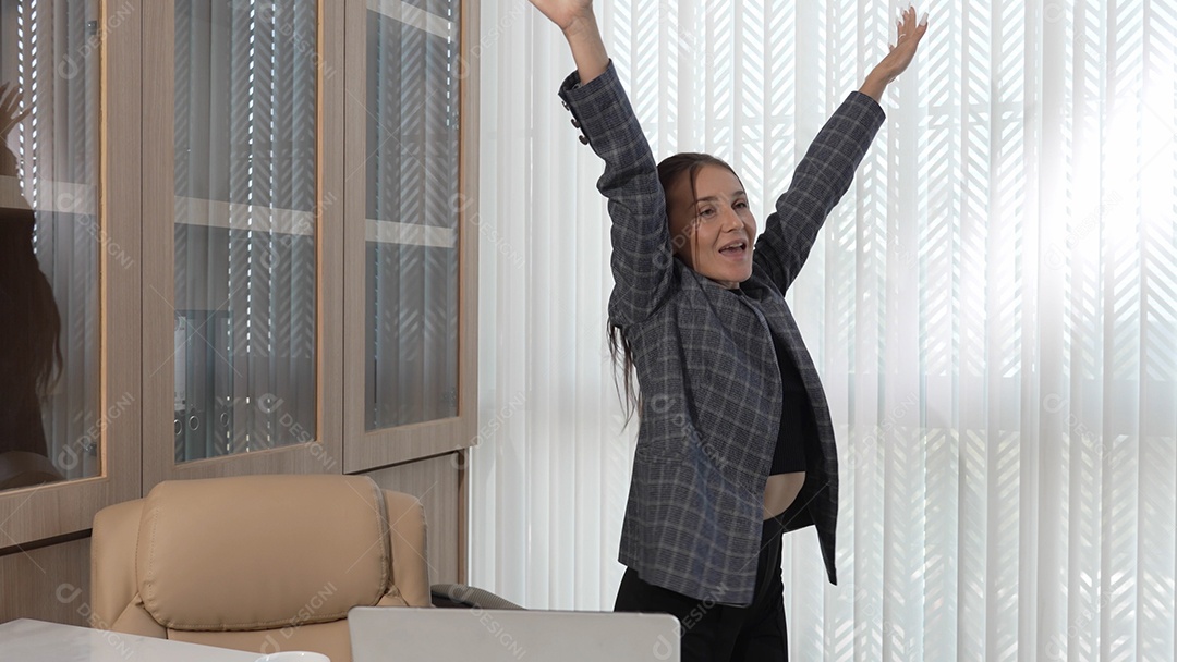 Mulher de negócios jovem comemorando nova conquista, celebrando o sucesso nos negócios