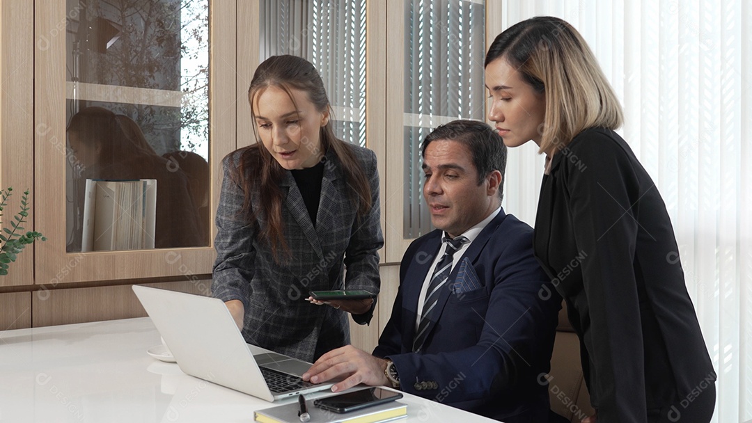 Mulher de negócios apontando gráficos de discussão e análise de dados gráficos