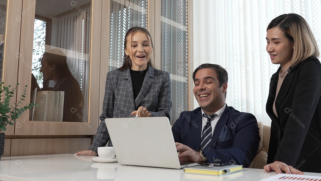 Equipe de negócios discutindo a verificação de fluxos de trabalho no escritório