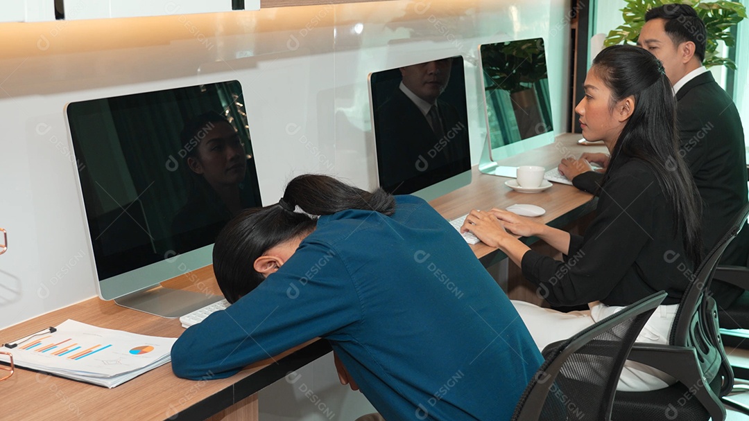 Empresário cansado bocejando enquanto trabalhava no laptop no escritório