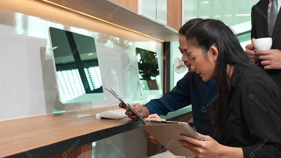 Equipe de negócios trabalhando na mesa de escritório