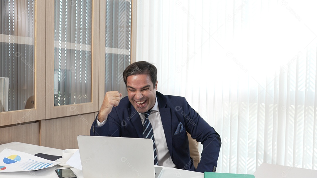 Feliz empresário comemorando conquista na empresa