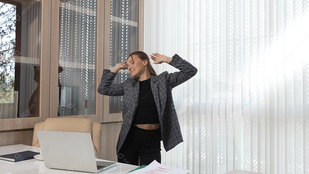 Feliz empresária comemorando conquista na empresa