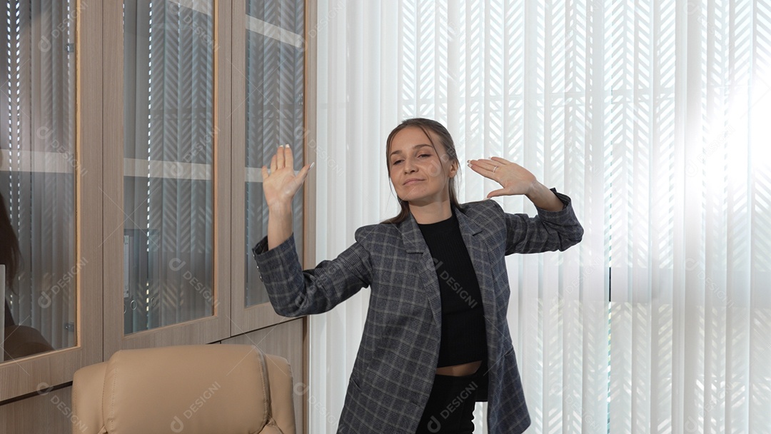 Feliz empresária comemorando conquista na empresa